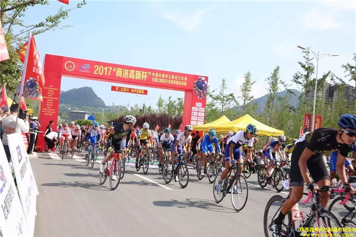 2017中國環(huán)秦賽城市繞圈賽順利舉行，陜西森弗集團(tuán)董事長金新康為獲獎選手頒獎